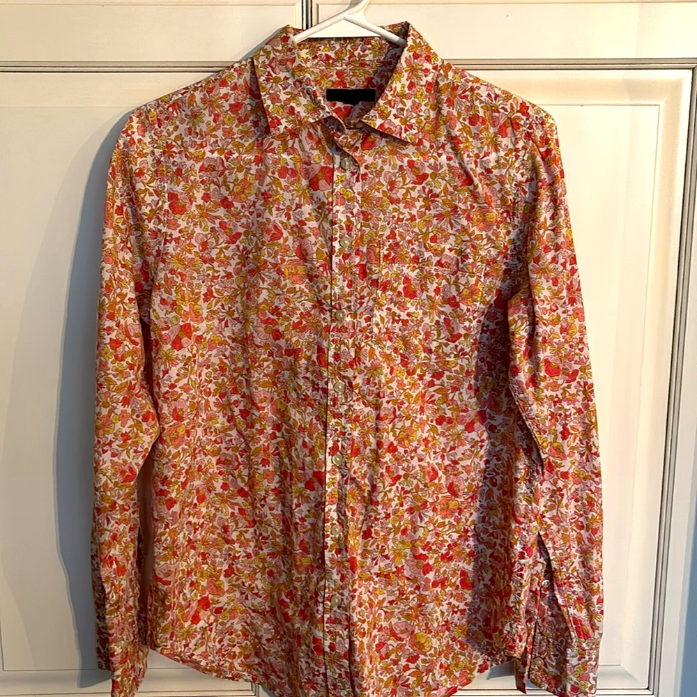 Gap beautifully tailored floral blouse. Size small.